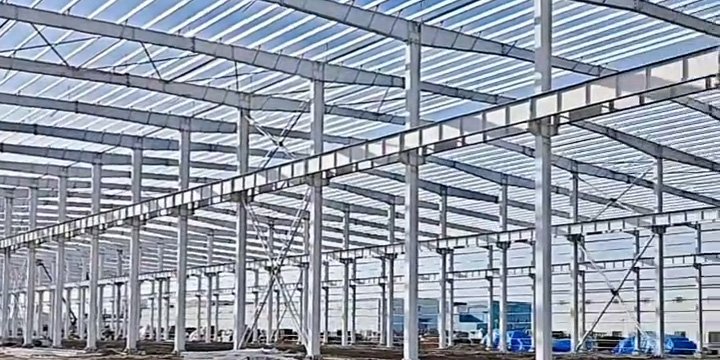 Estructura secundaria de techo, correas galvanizadas y arriostramientos laterales en un almacén con estructura metálica.
