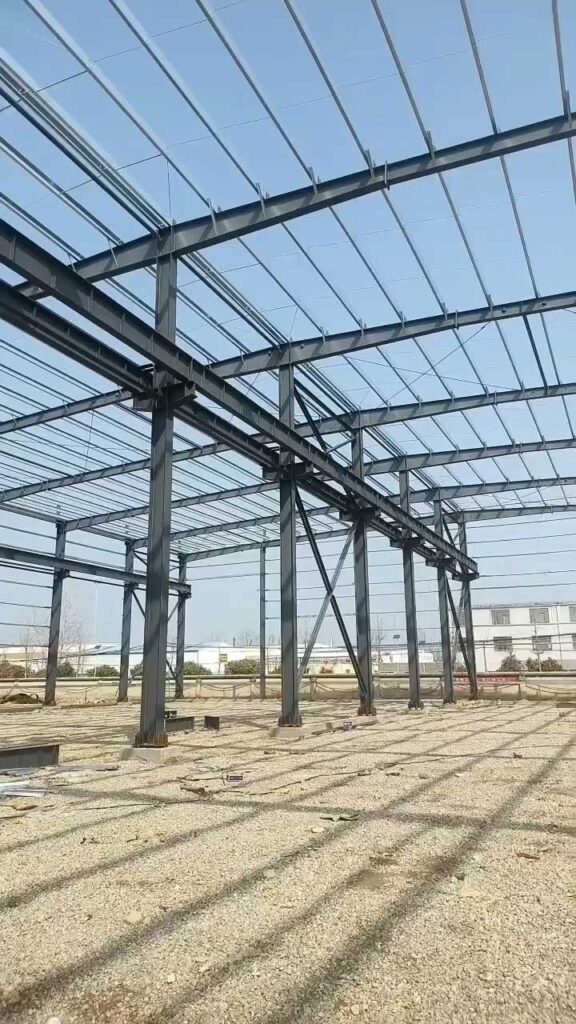 Pórticos rígidos de acero perfil H que conforman el soporte estructural de un almacén de estructura metálica.