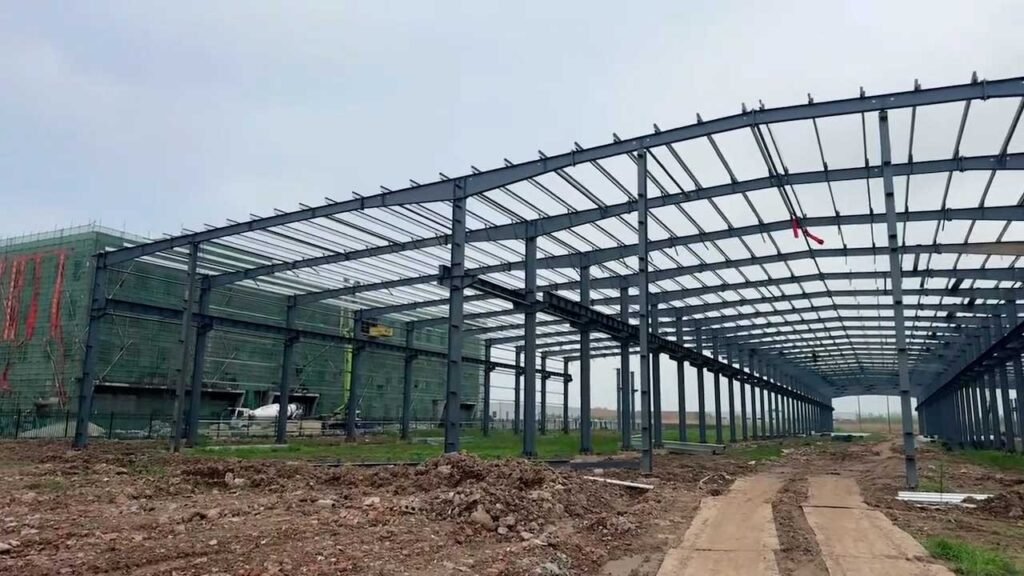Ménsulas estructurales y vigas carrileras para puente grúa en edificio industrial de acero