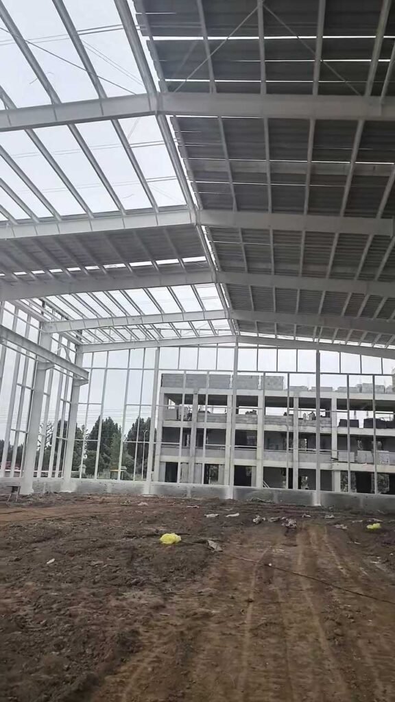 Detalle de las correas de techo y espacios para láminas traslúcidas en un edificio prefabricado de estructura metálica.