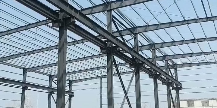 Estructura de techo de un edificio prefabricado PEB mostrando vigas principales de acero y correas de cubierta instaladas.