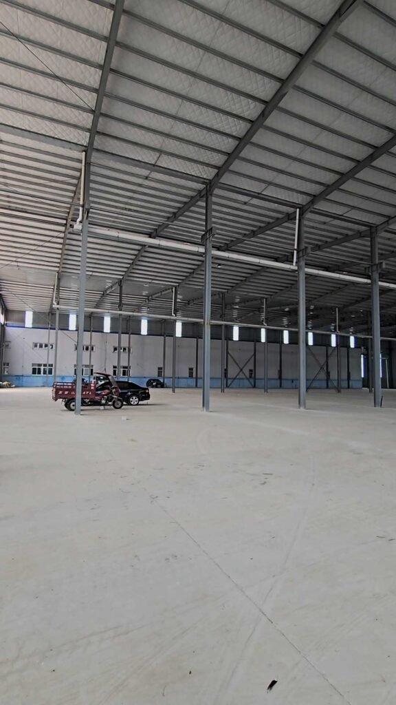 Amplio espacio de almacén industrial prefabricado bajo especificación OEM para importadores.