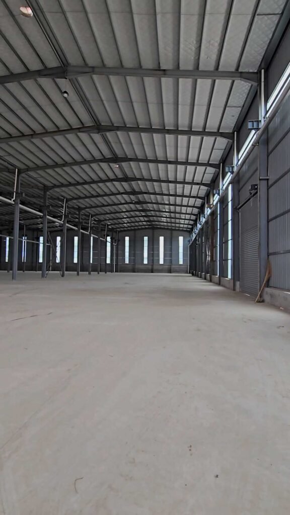 Nave industrial de gran luz libre con estructura de acero estandarizada lista para entrega B2B.