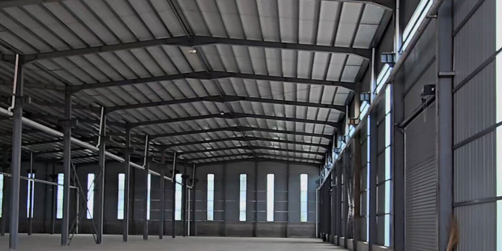 Vista interior de pórticos rígidos y envolvente para galpones metálicos fabricados para distribuidores.