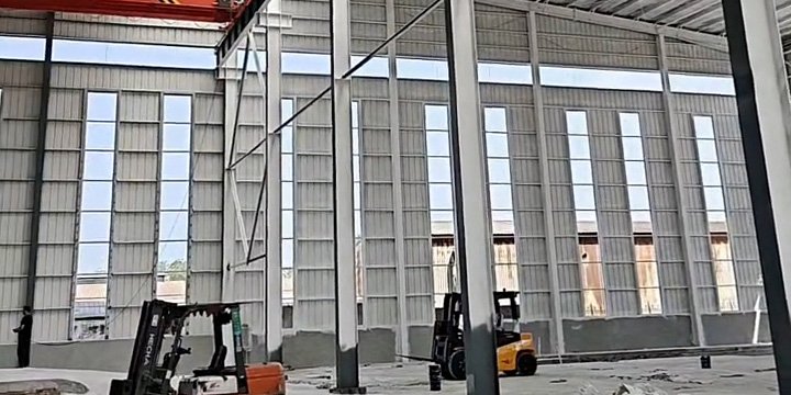 Nave industrial con viga carrilera para puente grúa, columnas de sección variable y amplia luz libre interior