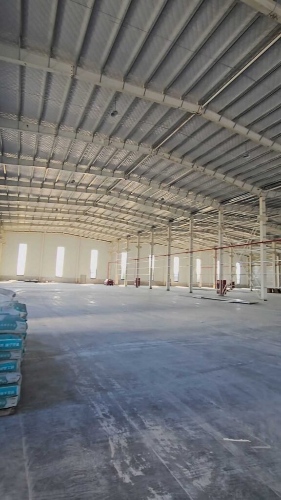 Columnas y vigas de acero estructural ensambladas en una bodega metálica fabricada bajo especificaciones OEM.