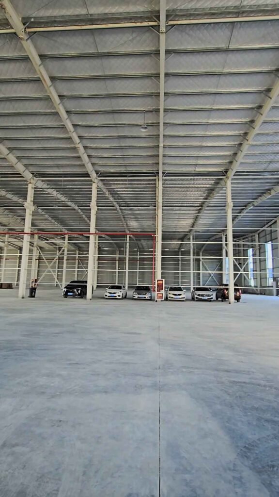 Detalle de correas de techo galvanizadas y paneles aislantes instalados según planos del comprador en modelo OEM.