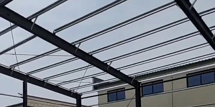 Detalle de correas C Z galvanizadas y estructura de soporte de cubierta en galpón prefabricado.