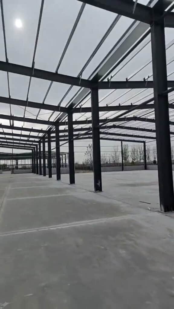 Armado de estructura metálica principal con correas C Z en galpón prefabricado industrial.