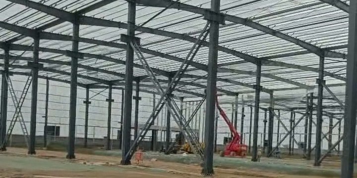 Disposición de correas C Z galvanizadas e interior de almacén en galpones chinos.