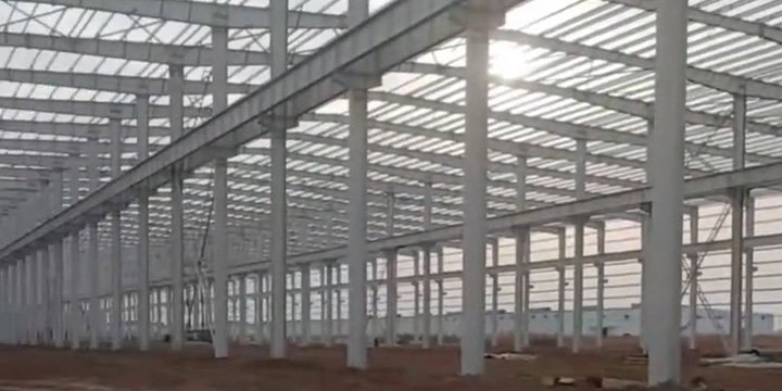 Perspectiva amplia mostrando los pórticos principales y gran luz libre de una nave industrial prefabricada