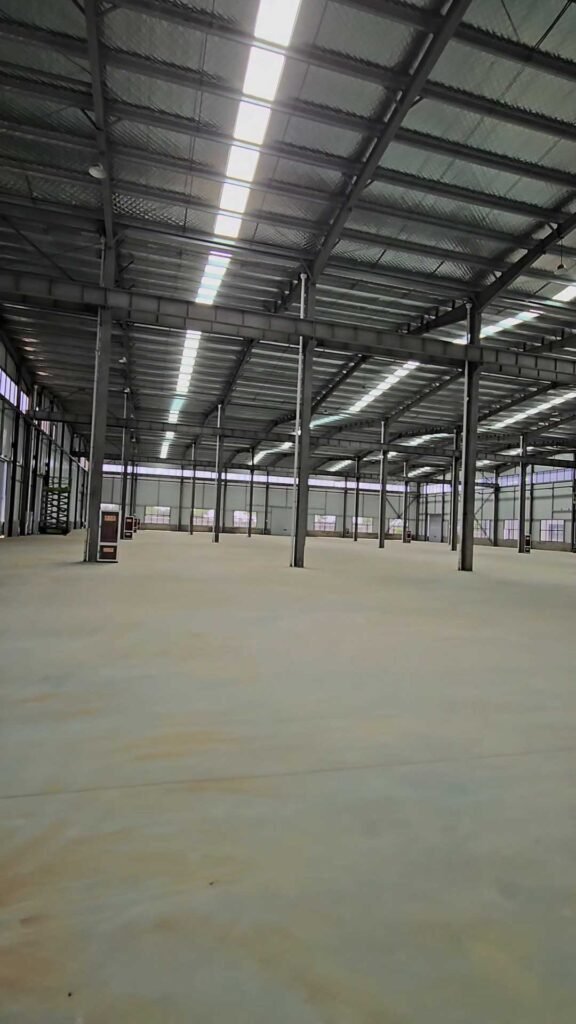 Finalización del montaje estructural de múltiples naves industriales gracias al suministro de estructuras de acero al por mayor.