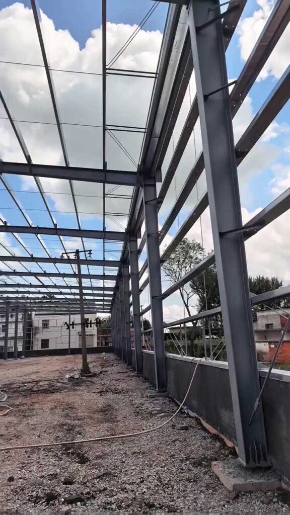 Columnas de acero perimetrales y correas de techo suministradas por proveedor de edificios metálicos para nave industrial.