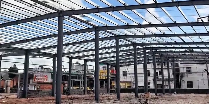 Vista general de los pórticos y la estructura principal de acero fabricada por proveedor de edificios metálicos.