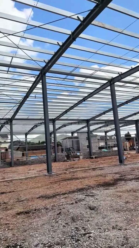 Detalle de vigas de cubierta y estructura secundaria de techo diseñada por proveedor de edificios metálicos B2B.
