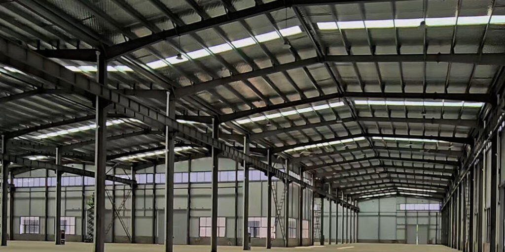 Detalle de pórticos principales fabricados por un proveedor de estructuras metálicas al por mayor para naves industriales.