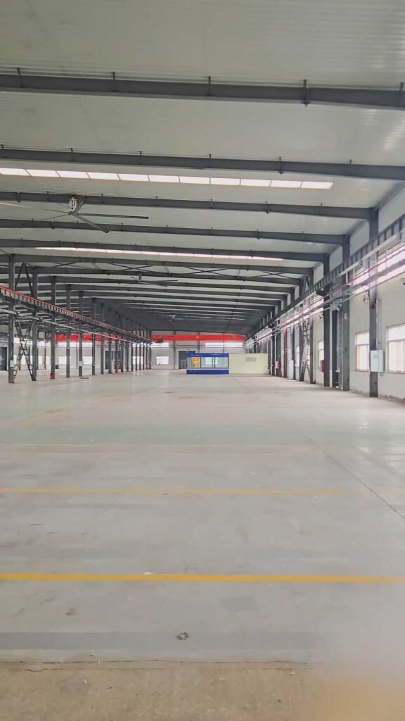 Estructura metálica de gran luz libre instalada en galpón suministrado por proveedor mayorista de estructuras metálicas.
