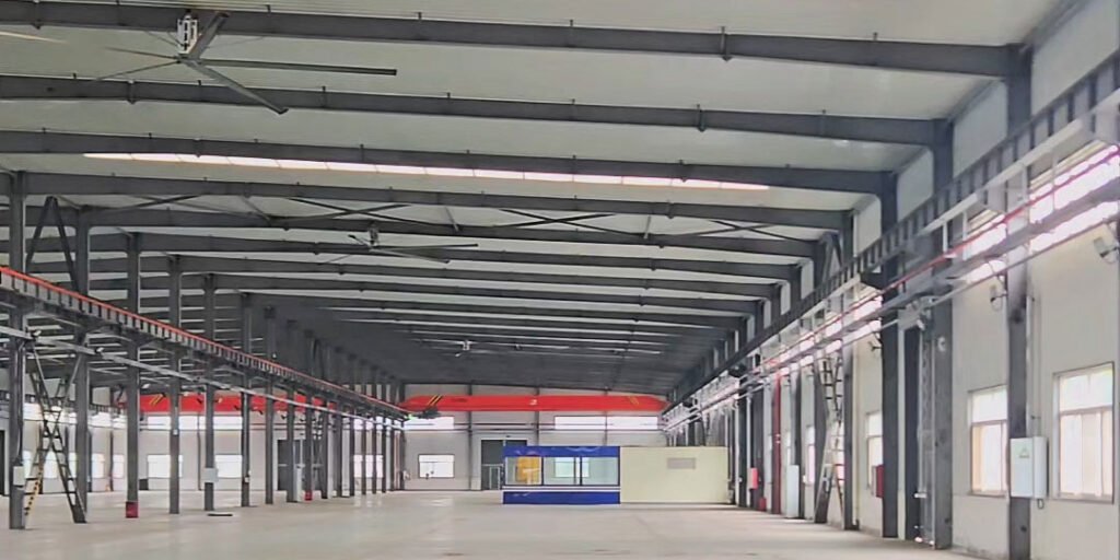 Interior de nave industrial fabricada por un proveedor mayorista de estructuras metálicas con columnas y vigas de acero.