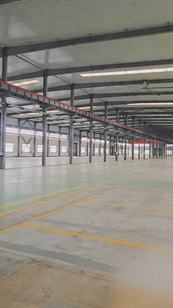 Distribución de perfiles de acero y columnas principales en planta provista por proveedor mayorista de estructuras metálicas.