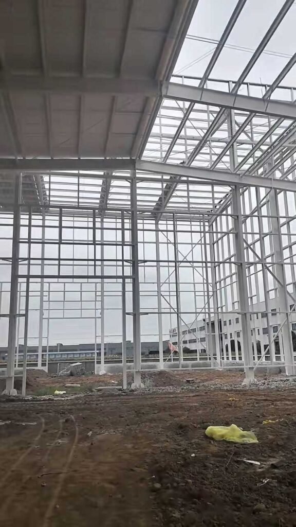 Estructura de acero rígida con cerchas de techo fabricada para proyectos de almacenamiento logístico.