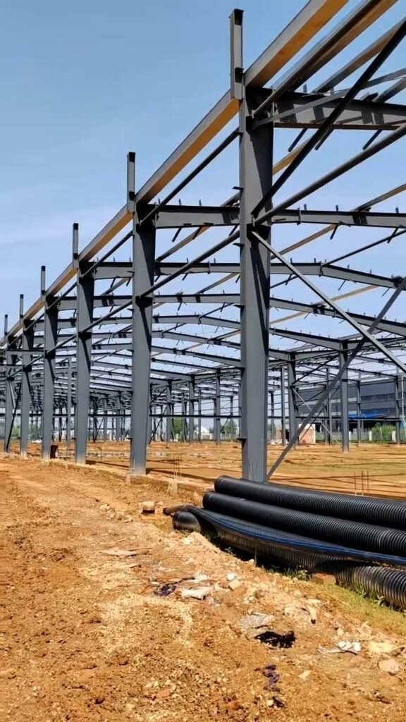 Detalle de las vigas principales y la estructura secundaria instalada en la techumbre de un almacén PEB de acero.