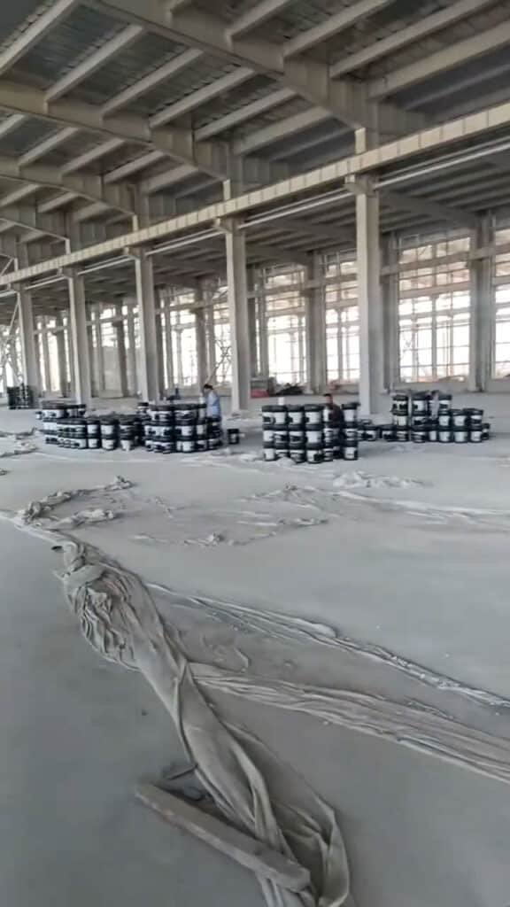 Almacén de acero estructural con insumos y baldes de pintura para tratamiento superficial.