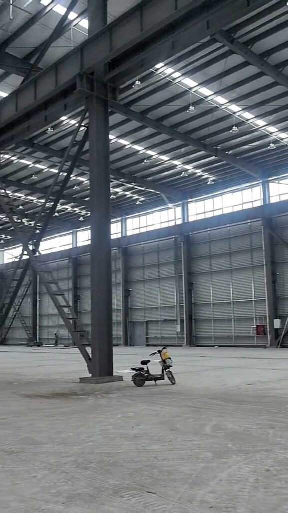 Cerramientos laterales y estructura secundaria instalada en un almacén industrial.