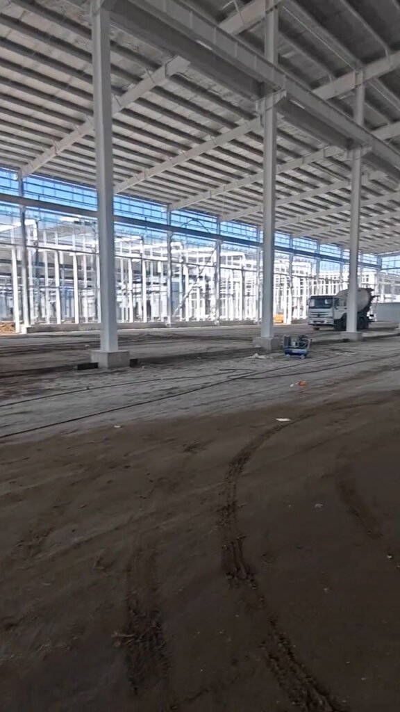 Pórticos de acero y arriostramientos en un galpón industrial para centro logístico.