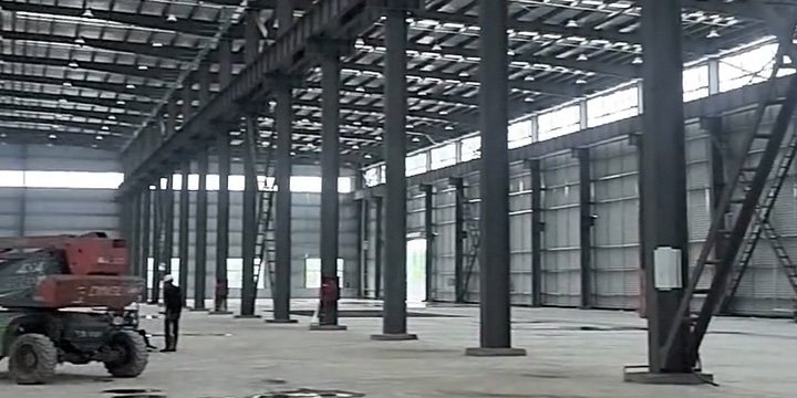 Columnas principales y cerramientos laterales en bodega industrial fabricada en estructura metálica.