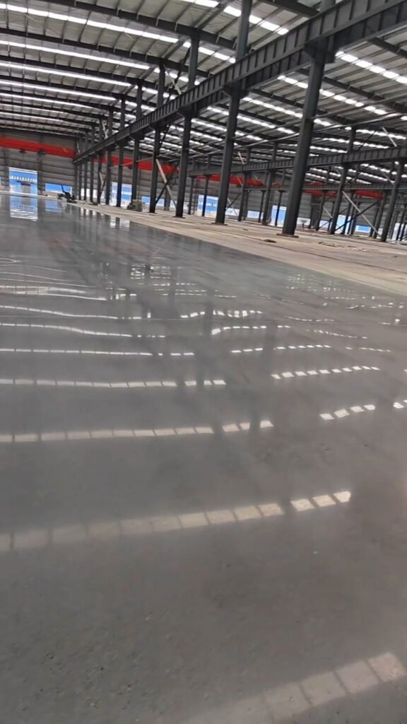 Piso terminado y vista longitudinal de bodega industrial prefabricada.