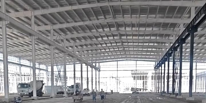 Estructura metálica para bodega industrial con vigas carril y correas de techo.