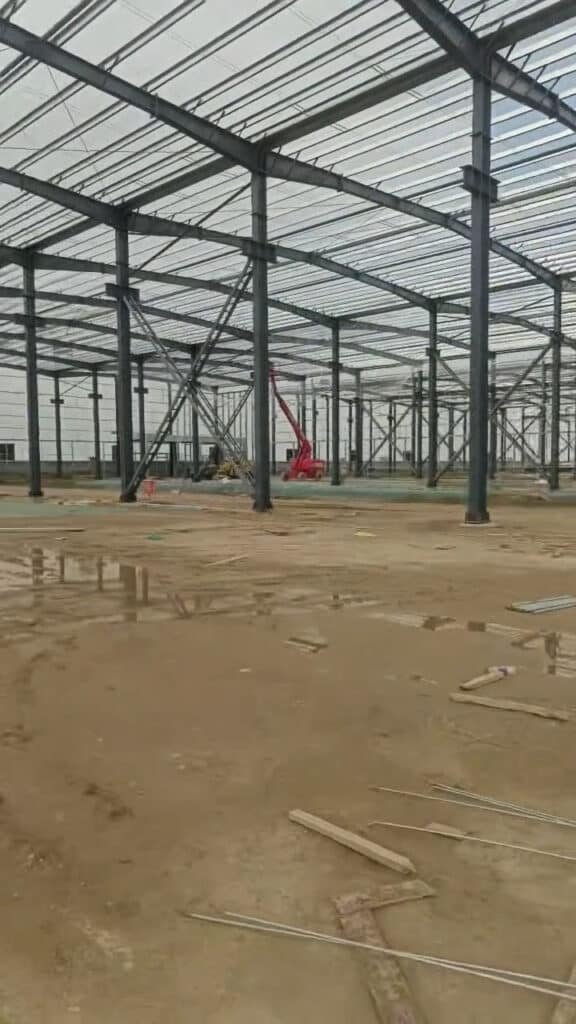 Estructura de acero para almacén logístico mostrando arriostramientos en forma de cruz de San Andrés.