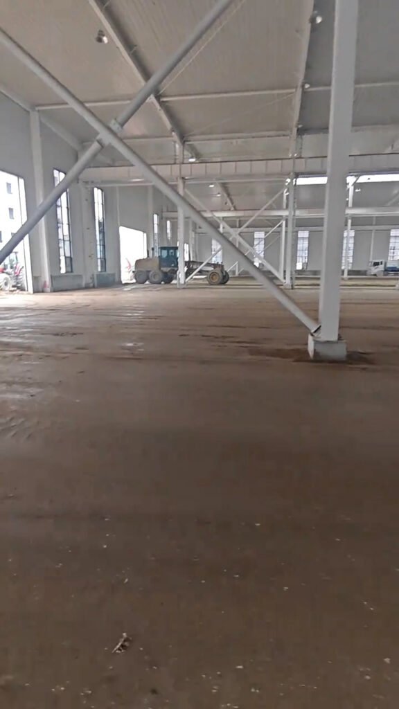 Columnas de acero y arriostramientos en el interior de una nave industrial fabricada con acero estructural.
