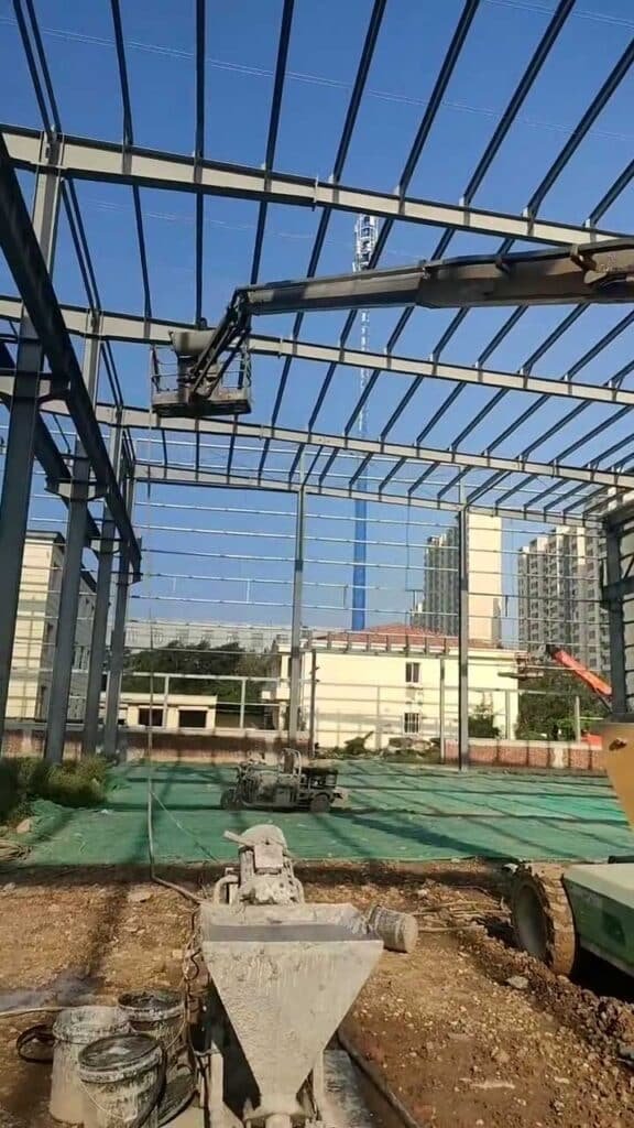 Obra gris y vaciado de losa previo al montaje de galpón metálico para edificio industrial