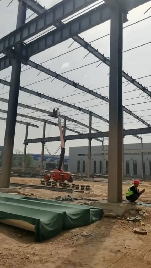 Maniobras de elevación e instalación de correas en construccion metalica industrial.