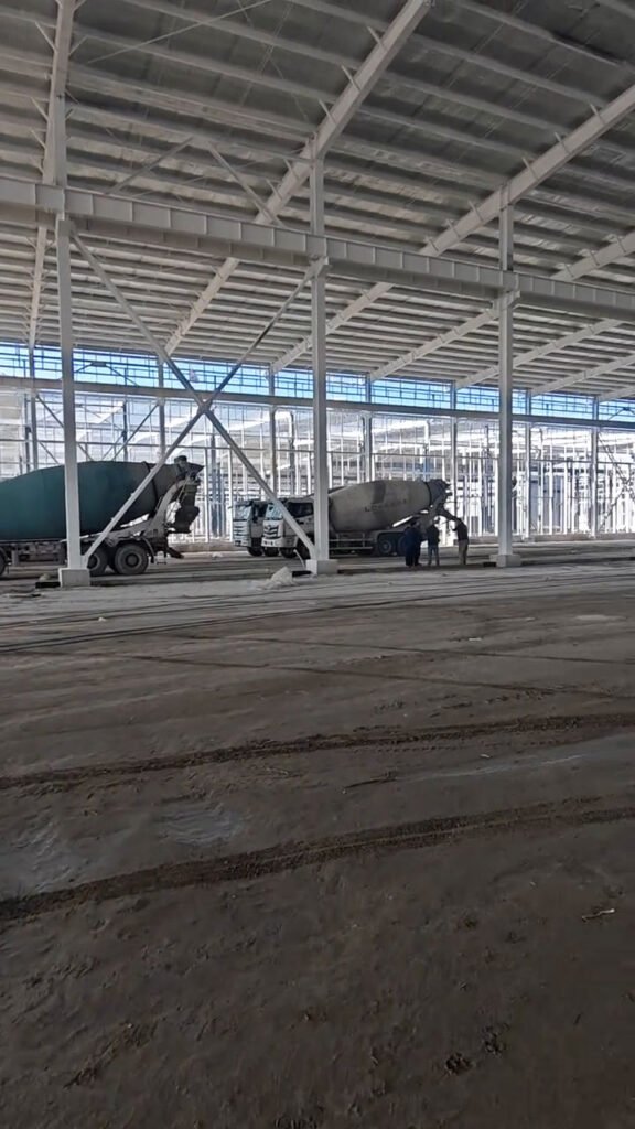 Nave industrial en construcción con columnas de acero y luz libre para proyectos en Panamá