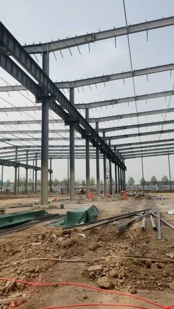 Ménsulas de grúa puente en edificio metálico fabricado para centro logístico.