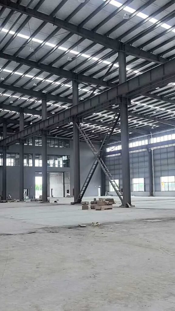 Trabajos de montaje y acabados interiores en edificio metálico prefabricado para centro logístico.