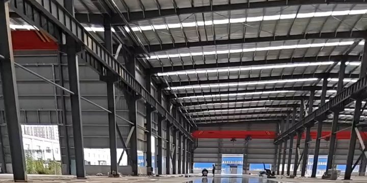 Estructura de acero con vigas carril para puente grúa diseñada por empresa de diseño de estructuras metálicas.