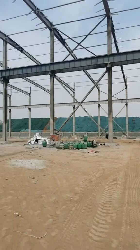 Ensamblaje de columnas y vigas de carril por empresas de estructuras metálicas en Guatemala.