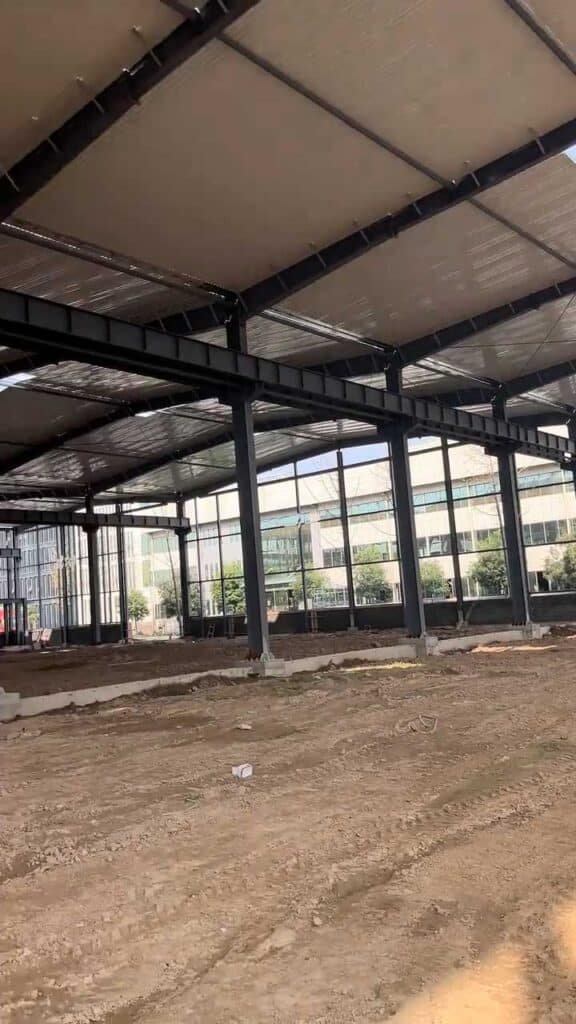 Vigas principales de acero y estructura de techo de un galpón prefabricado durante el montaje.