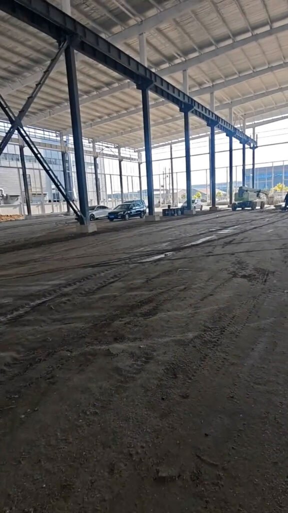 Estructura metálica completa con pórticos para bodega industrial prefabricada.