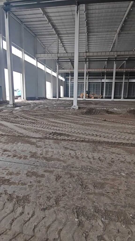 Estructura metálica de galpón industrial con columnas de acero, vigas principales y cubierta instalada.