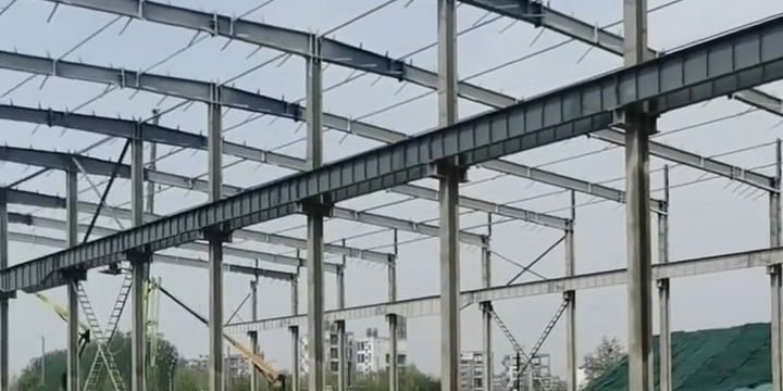 Estructura metálica para nave industrial con pórticos principales de gran luz libre.