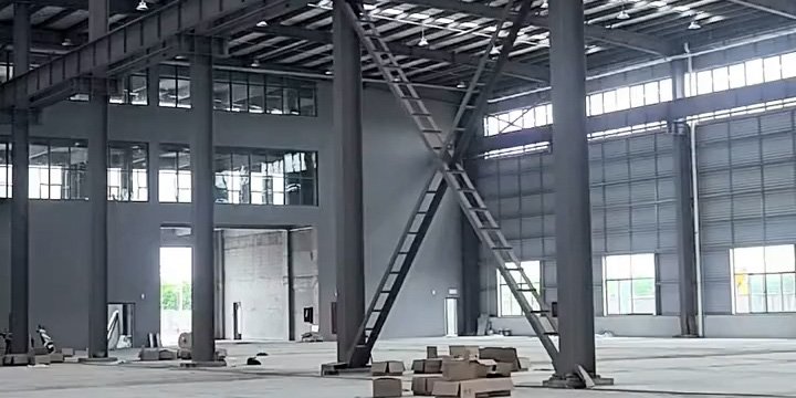 Arriostramientos laterales en X para estructuras metálicas para bodegas industriales.