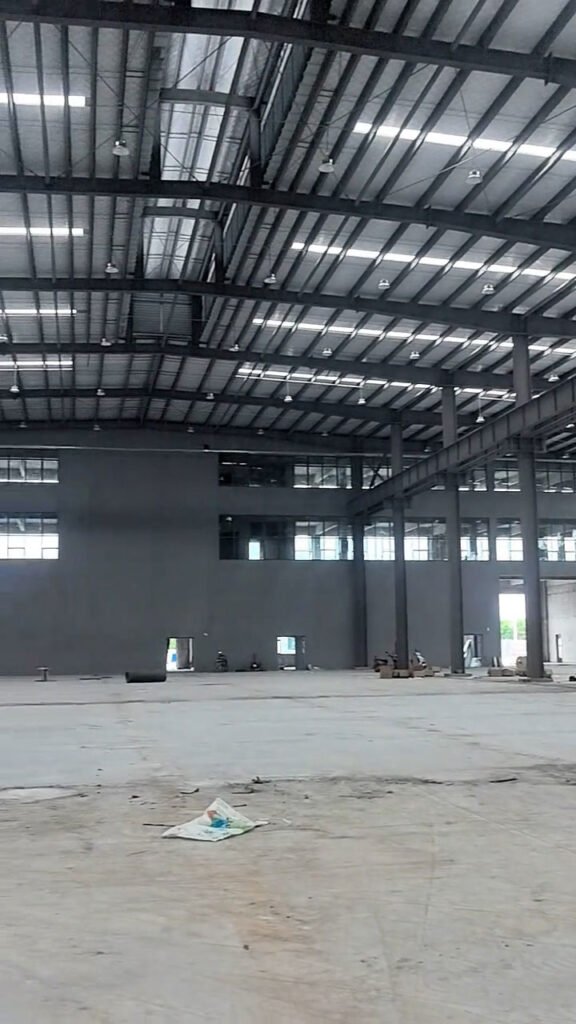 Interior espacioso con amplio claro en estructuras metálicas para bodegas y almacenes.
