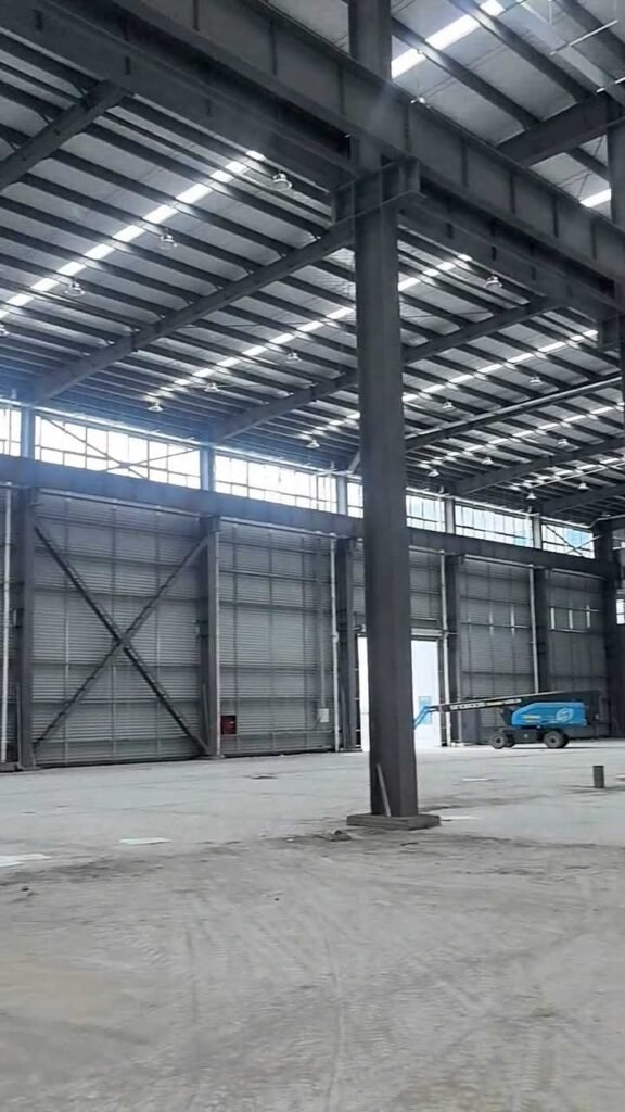 Ensamble interior de correas C/Z y paneles en estructuras metálicas para bodegas.
