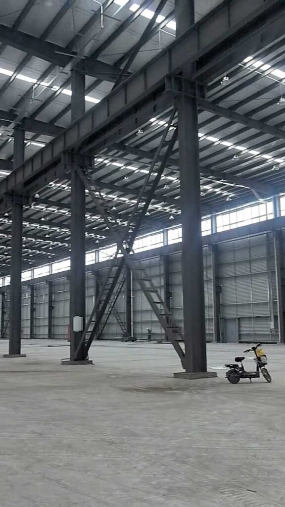 Estructuras metálicas para bodegas con columnas de perfiles H y vigas carril para puente grúa.
