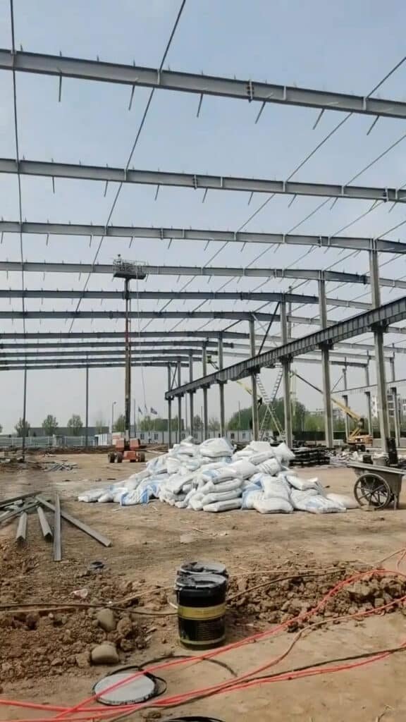 Detalle de correas de techo y vigas H en estructuras metálicas prefabricadas para almacenes logísticos