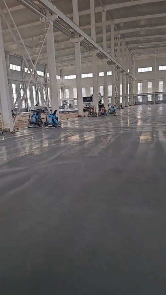 Arriostramientos en X y columnas de perfiles H procesados por fabricantes de galpones industriales.